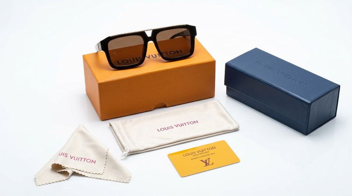 Gafas LV negro gold vista frontal con montura negra y detalles dorados