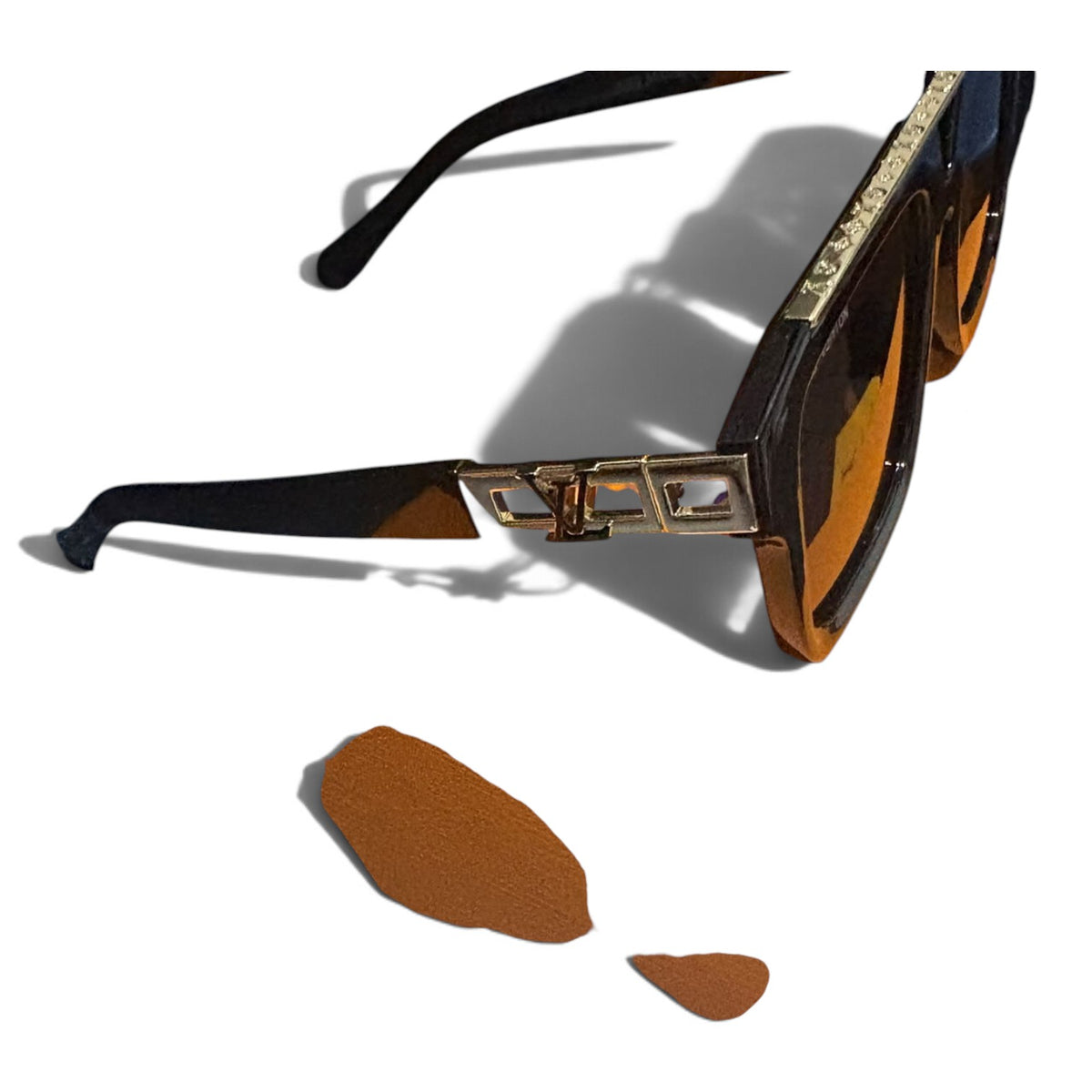 Gafas LV negro gold de perfil mostrando la patilla dorada
